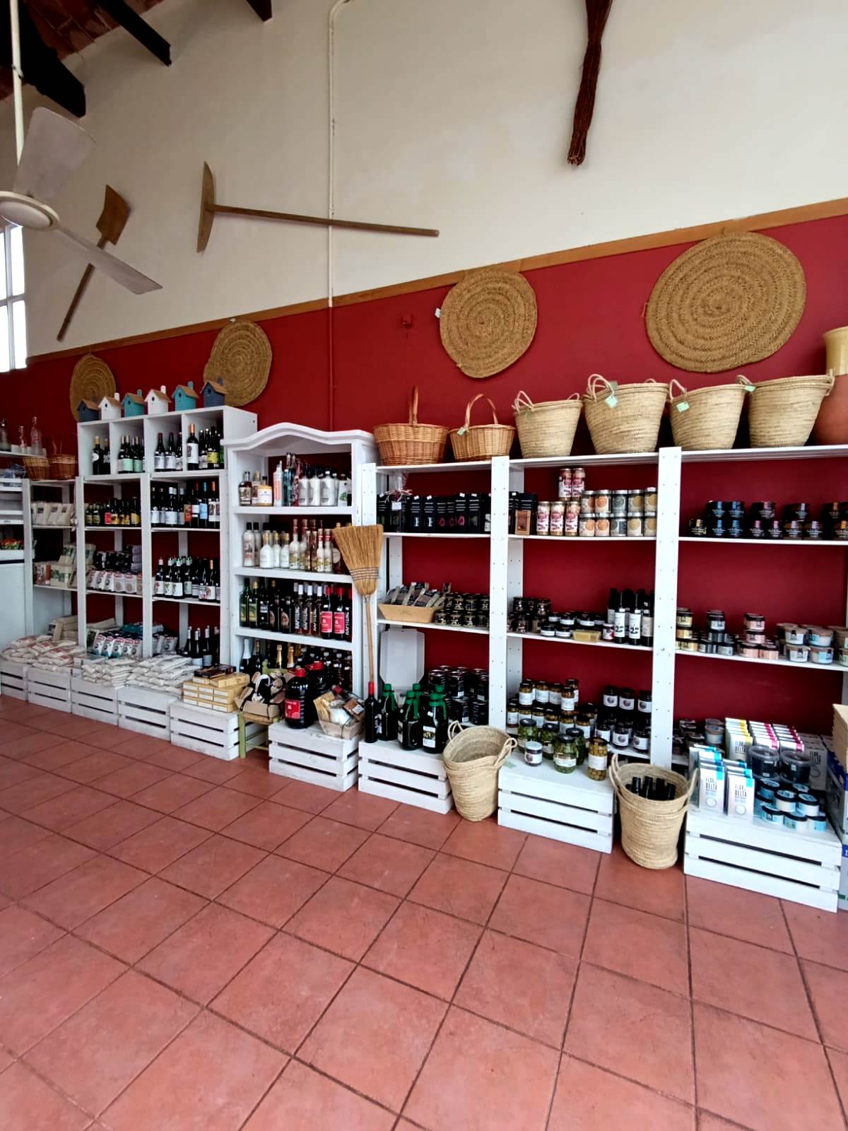 Estanteries amb productes de l'Ebre
